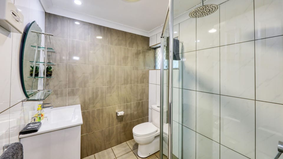 Corporate Queen Room | Bathroom | Shower, hair dryer, towels