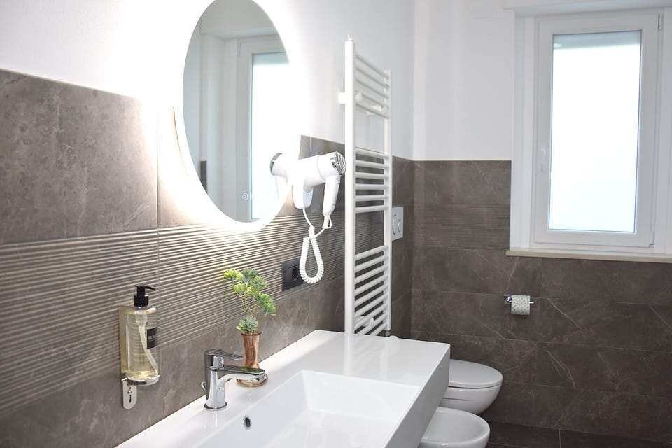 Deluxe Room | Bathroom | Shower, rainfall showerhead, hair dryer, bidet