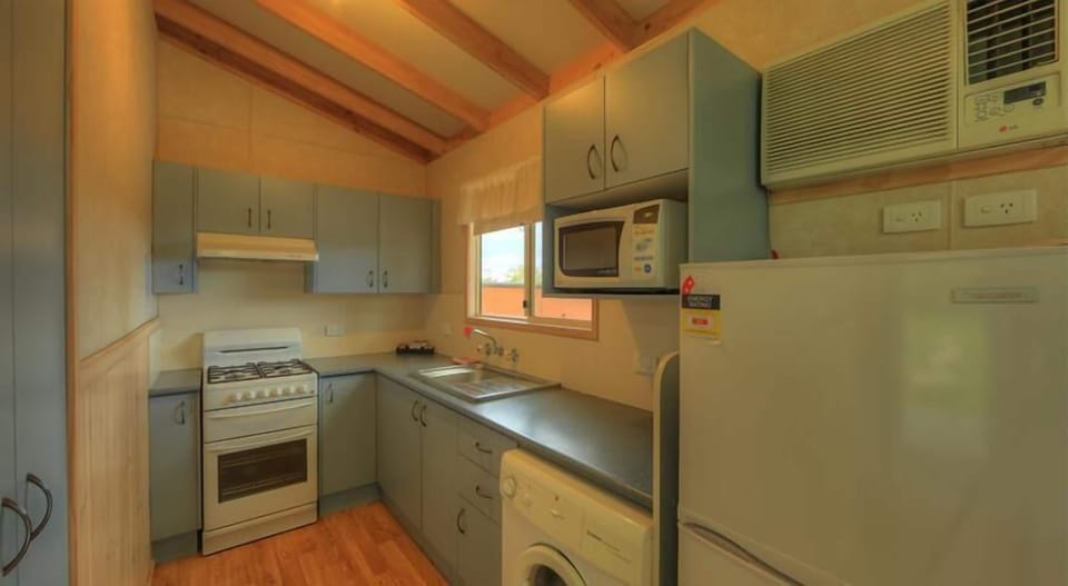 Fridge, microwave, stovetop