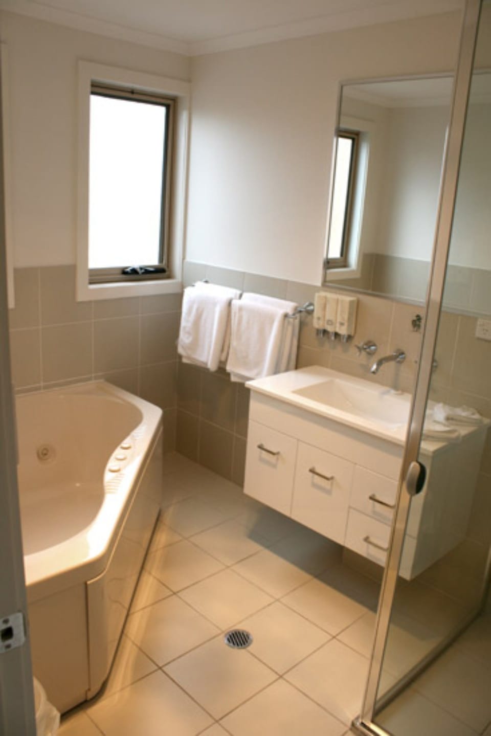 Grand Manor Motor Inn - Queanbeyan Motel in Queanbeyan
