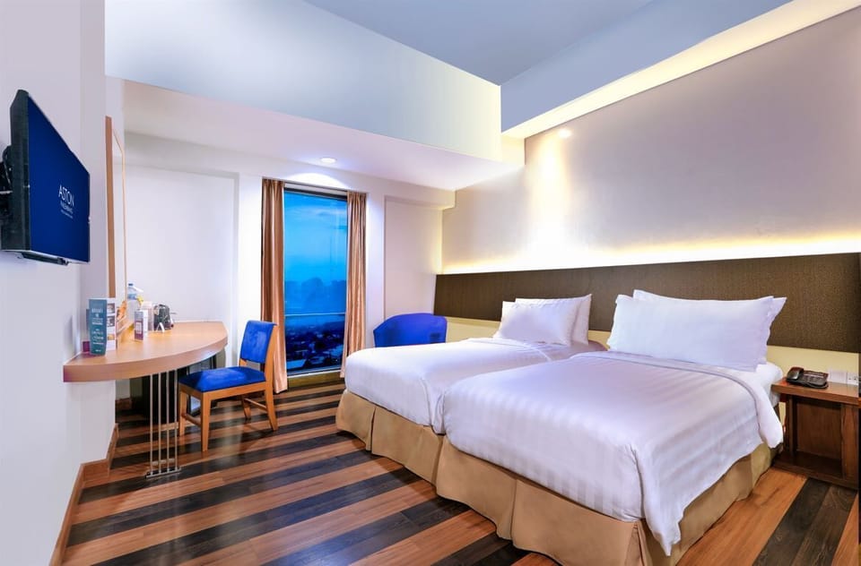 Minibar, in-room safe, desk, WiFi (free)