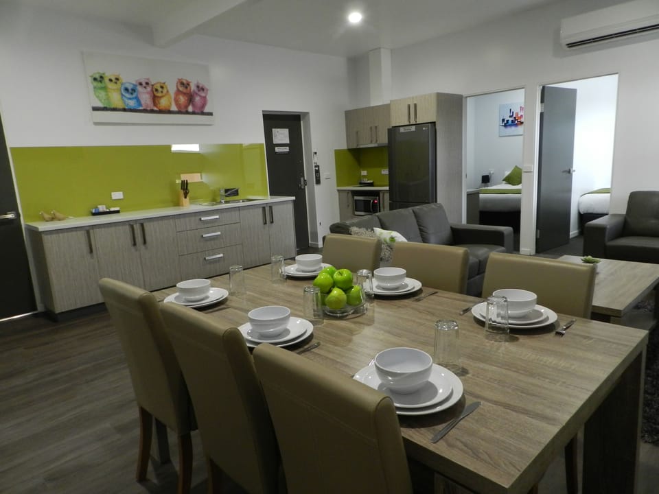 Deluxe Apartment, 4 Bedrooms | In-room dining