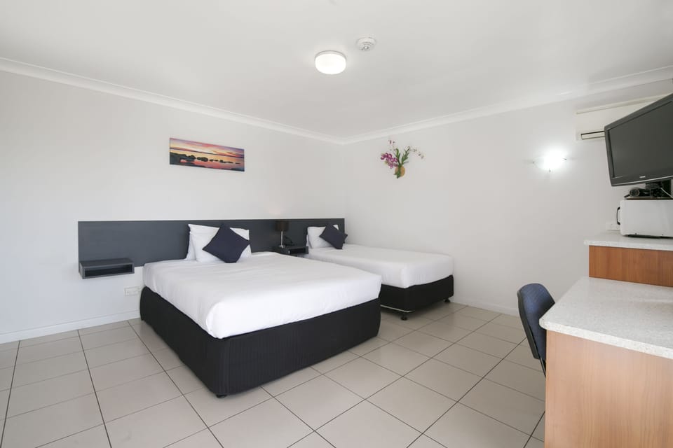 Standard Studio, Non Smoking, Kitchenette (Twin Share) | Desk, iron/ironing board (on request), rollaway beds (surcharge)