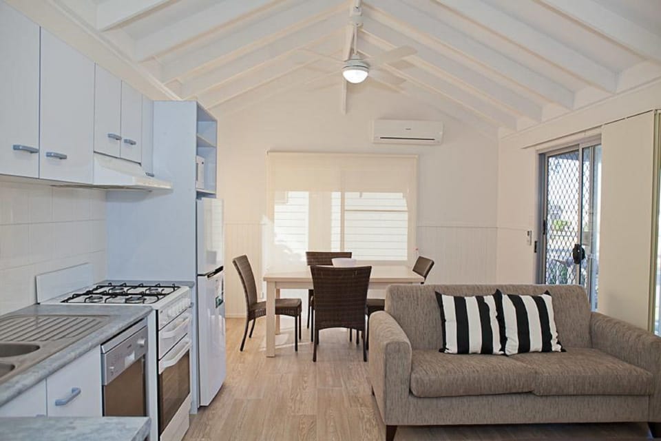 Family Cabin (1 Queen Bed 1 Single/Twin Bed) | Private kitchen | Microwave, toaster, cookware/dishes/utensils