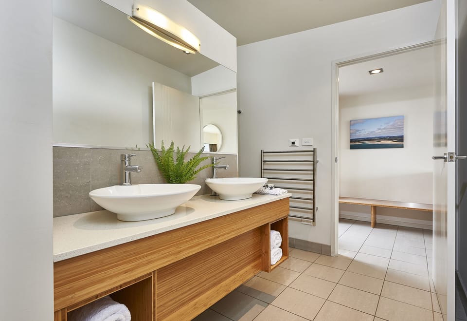 Studio, 1 Queen Bed, Balcony, Marina View (1) | Bathroom | Shower, hair dryer, bathrobes, heated floors