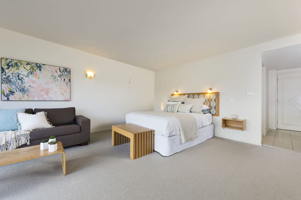 Studio, 1 Queen Bed, Balcony, Marina View (1) | Minibar, desk, laptop workspace, blackout drapes