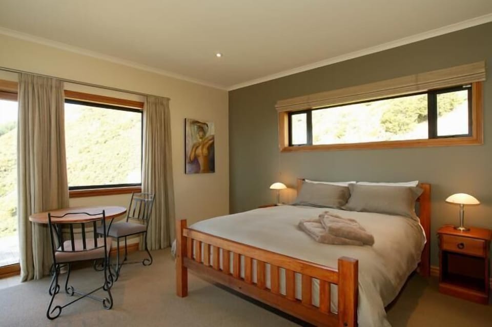 Standard Suite, 1 Bedroom, Non Smoking (Feijoa) | Living area | 32-inch TV with cable channels, DVD player