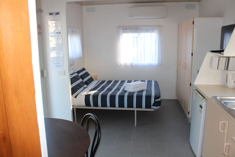 Standard Cabin, Kitchenette | Bed sheets