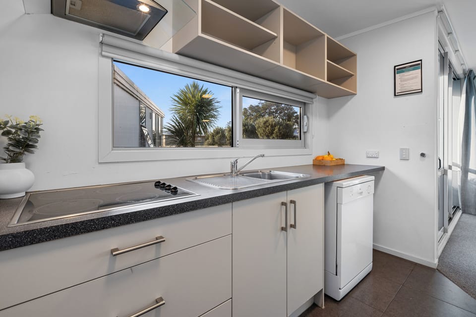 Motel - 2 Bedroom (Beachside) | Private kitchen | Fridge, microwave, cookware/dishes/utensils