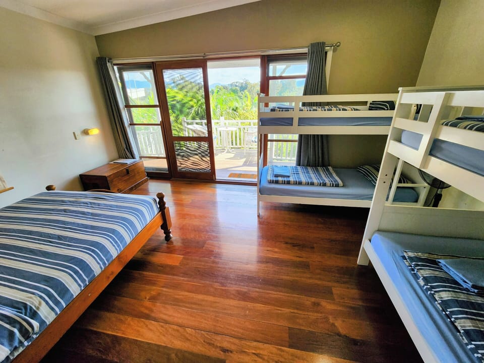 Deluxe Room with Mountain View & Bathroom | Iron/ironing board (on request), travel crib, WiFi (free), bed sheets