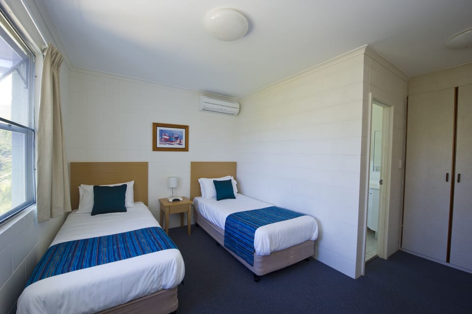 2 bedrooms, iron/ironing board, bed sheets