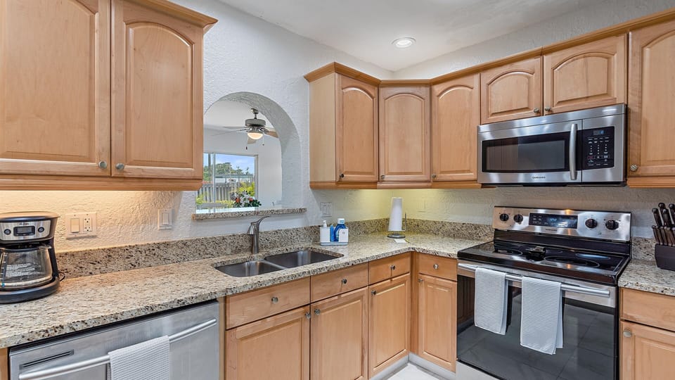 House, 4 Bedrooms | Private kitchen | Coffee/tea maker, fridge, oven, toaster