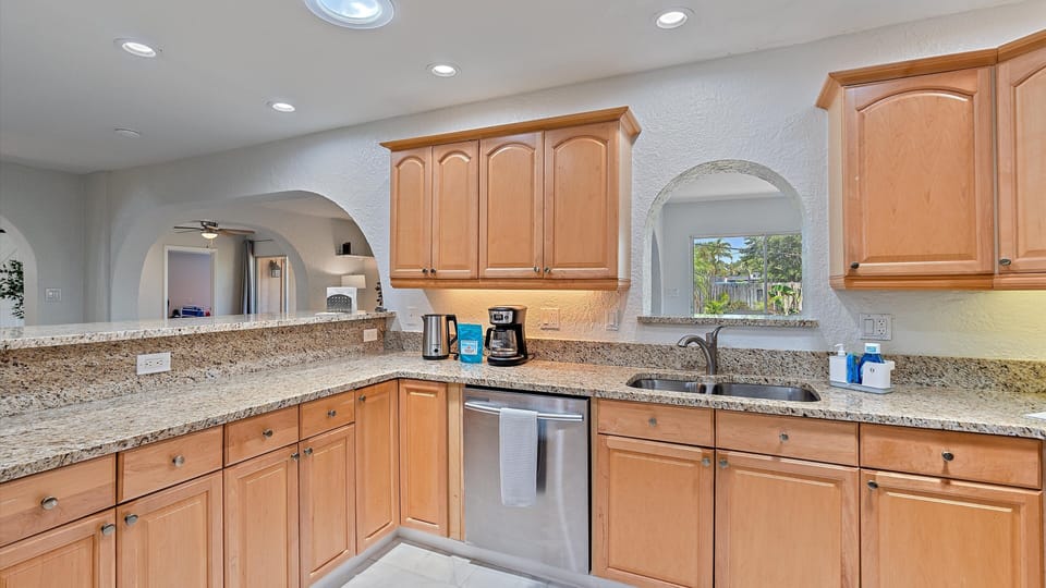 House, 4 Bedrooms | Private kitchen | Coffee/tea maker, fridge, oven, toaster