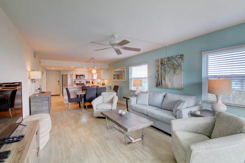 Condo, 2 Bedrooms | Living area