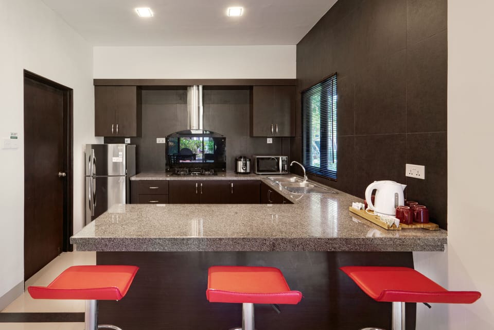 Coffee/tea maker, fridge, electric kettle, dining table