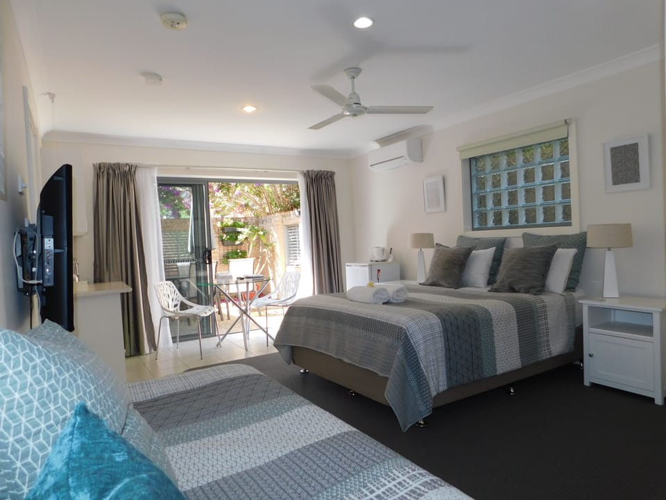 Deluxe Suite, 1 Bedroom, Non Smoking (Deluxe queen unit) | Desk, iron/ironing board, WiFi (free), bed sheets