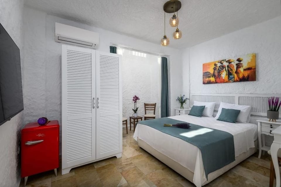 Economy Room | In-room safe, laptop workspace, blackout drapes, soundproofing