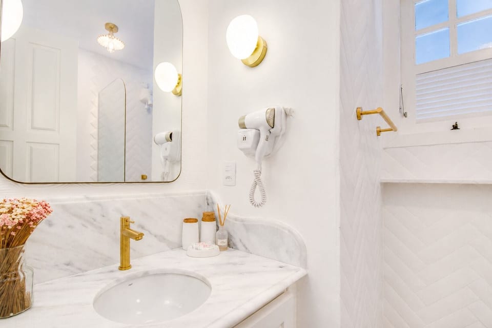 Traditional Double Room | Bathroom | Shower, hair dryer, towels, soap