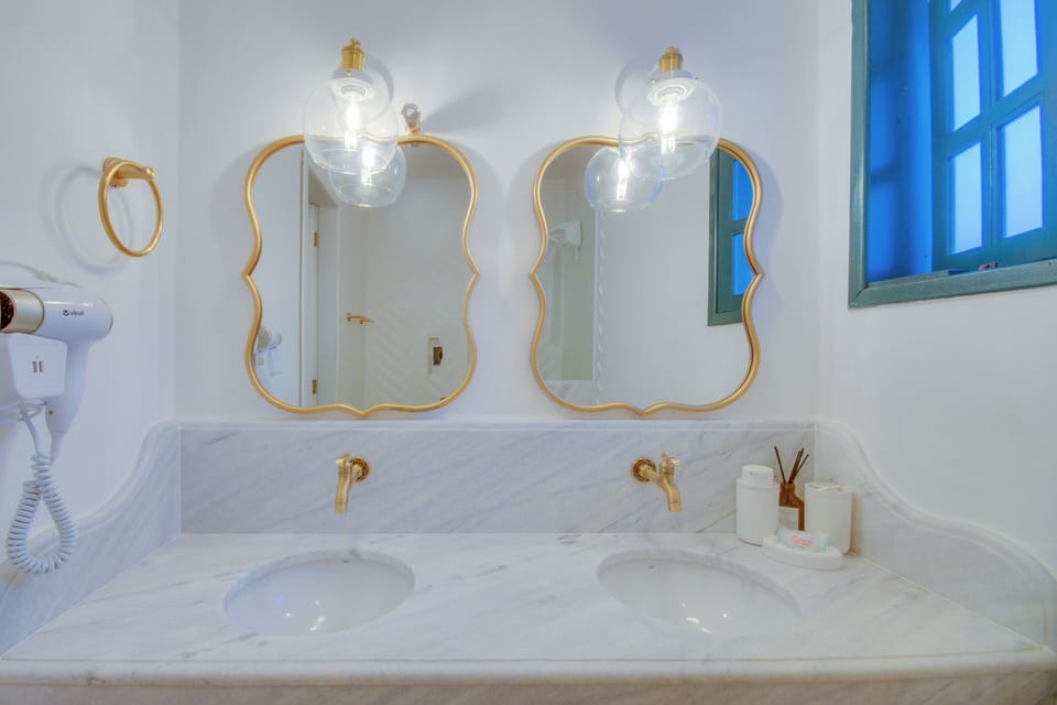 Premium Loft | Bathroom | Shower, hair dryer, towels, soap