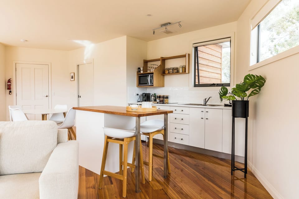 Deluxe Studio, 1 King Bed | Premium bedding, Select Comfort beds, iron/ironing board, rollaway beds