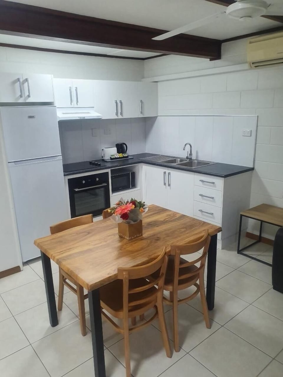Full-size fridge, microwave, oven, stovetop