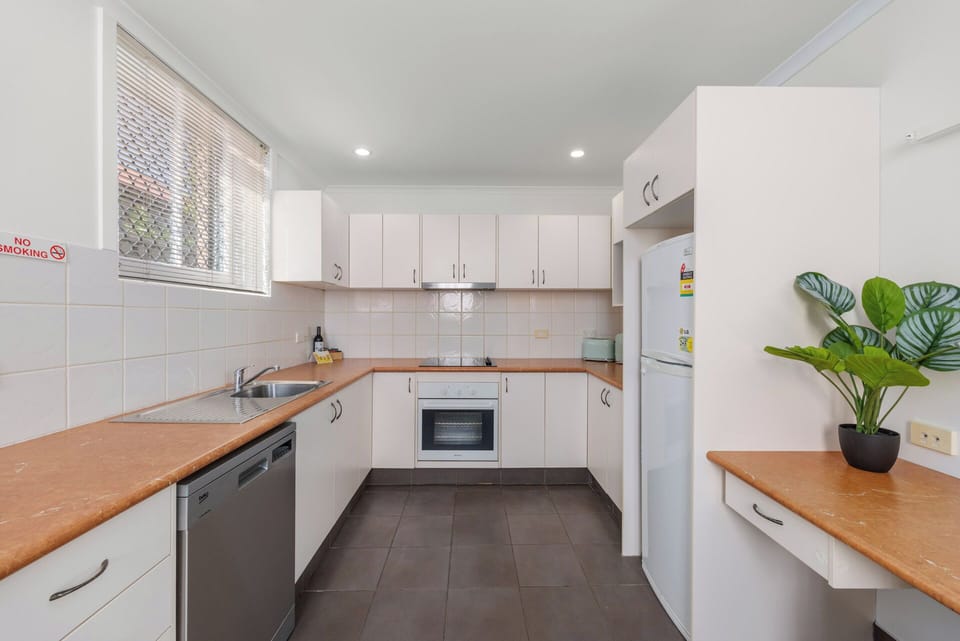 Apartment, 1 Bedroom | Private kitchen | Full-size fridge, microwave, stovetop, electric kettle
