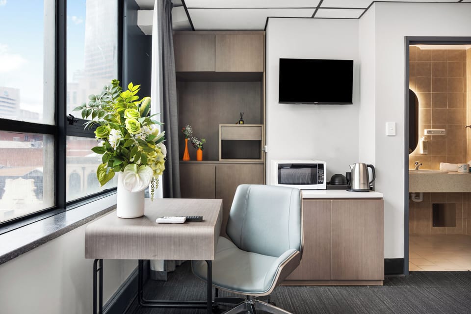 Premium King Twin | Living area | TV