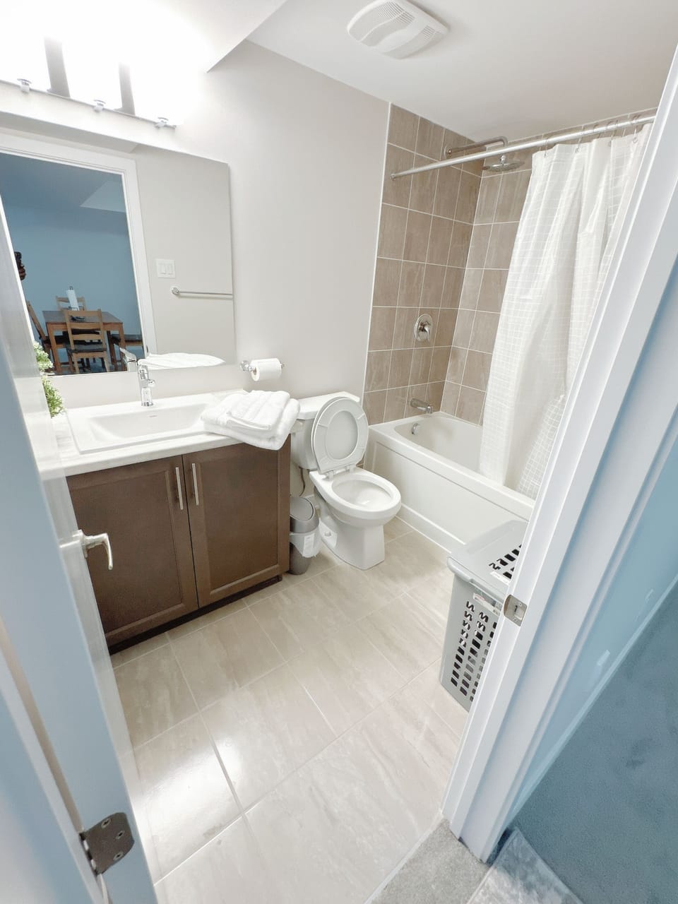 Studio | Bathroom | Hair dryer, towels, soap, shampoo