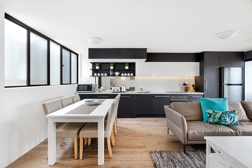 Palm View Deluxe Apartment 3 Bedroom | Private kitchen | Coffee/tea maker, full-size fridge, microwave, oven