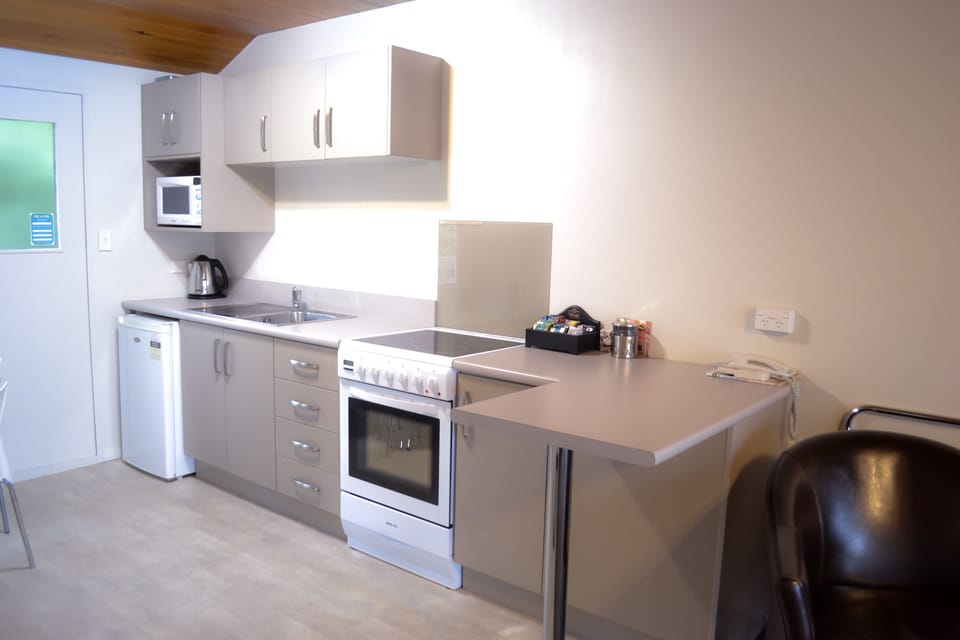 Family Room, 2 Bedrooms, Non Smoking, Kitchen (Family Spa Unit) | Private kitchen | Fridge, microwave, stovetop, coffee/tea maker