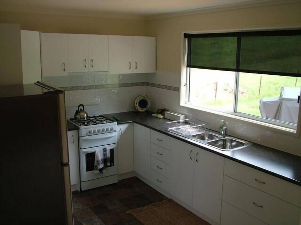 Standard Suite, Multiple Bedrooms, Non Smoking, Shared Bathroom (Cottage Getaway) | Private kitchen | Full-size fridge, microwave, stovetop, coffee/tea maker