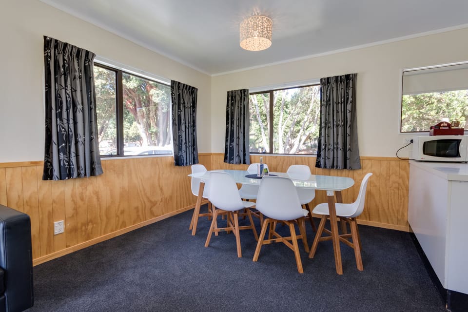 2 Bedroom Motel - 4 Berth | In-room dining