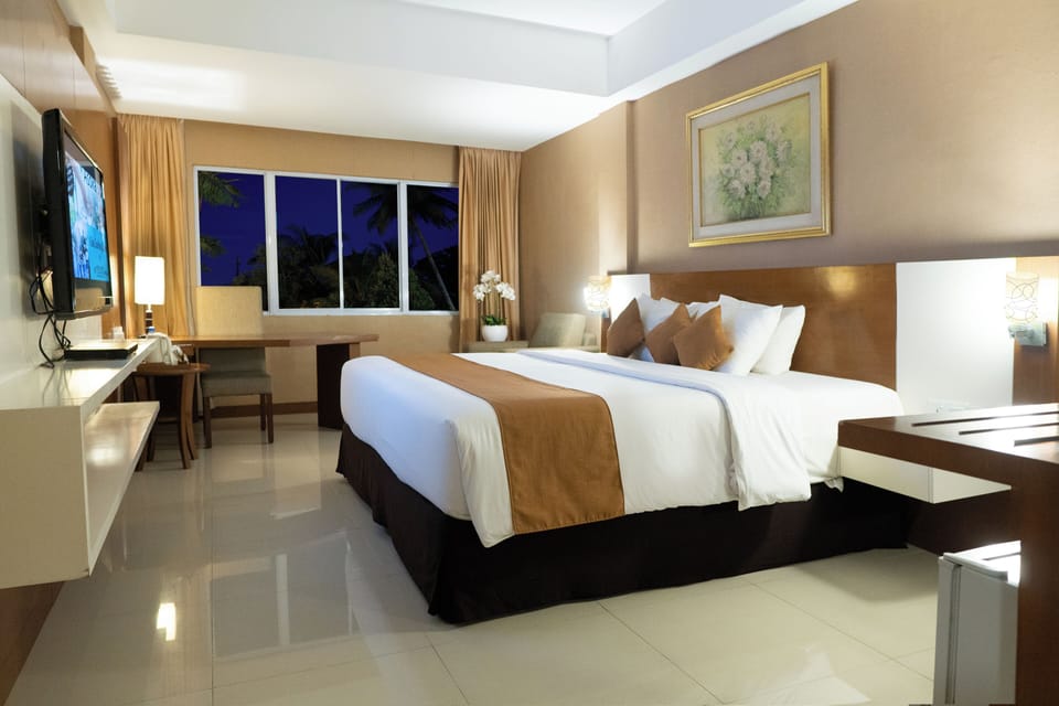 Junior Suite | Minibar, in-room safe, iron/ironing board (on request), WiFi (free)