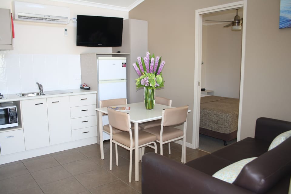 Cabin, 2 Bedrooms | Private kitchen | Microwave, toaster