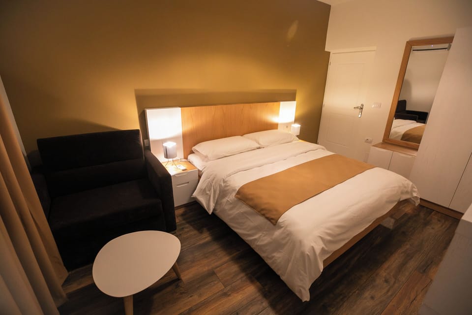 Double Room 102 | WiFi (free), bed sheets