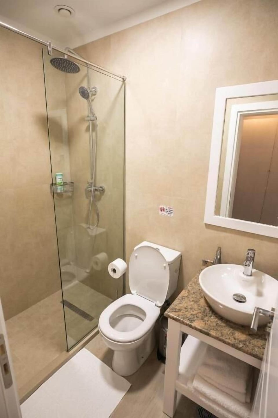 Classic Triple Room 101 | Bathroom | Shower, free toiletries, hair dryer, slippers