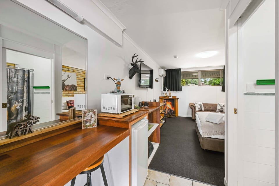 Queen Room | Iron/ironing board, WiFi (free), bed sheets
