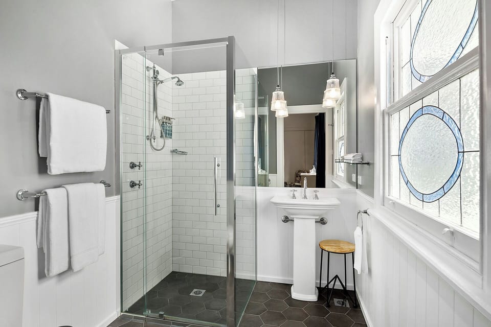 Double Room, 1 Queen Bed, Non Smoking | Bathroom | Free toiletries, hair dryer, towels