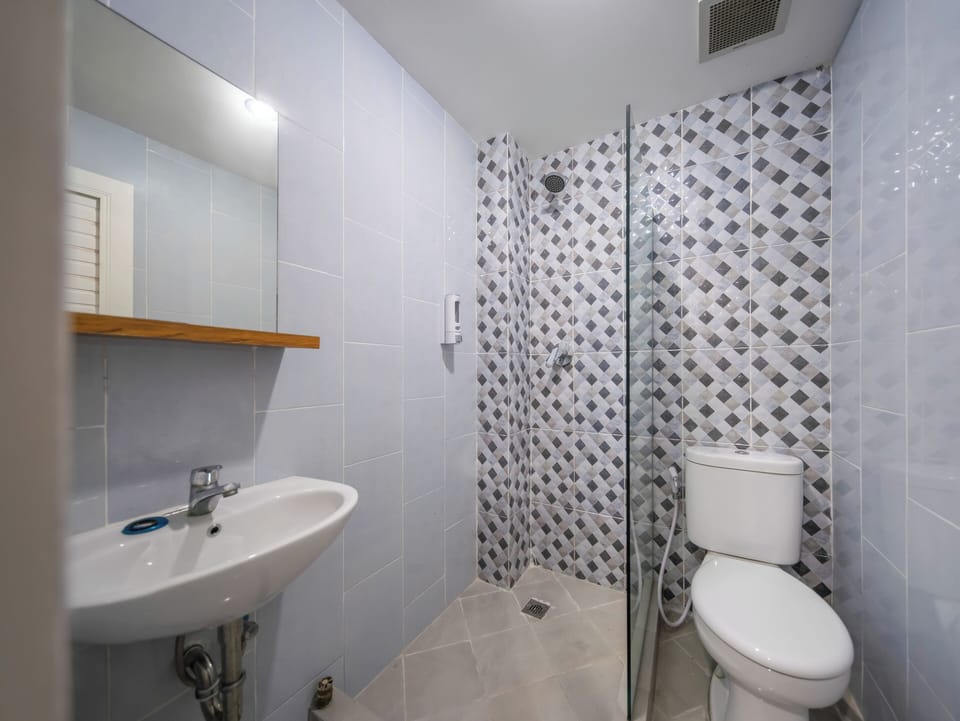 Deluxe Room | Bathroom | Shower, towels