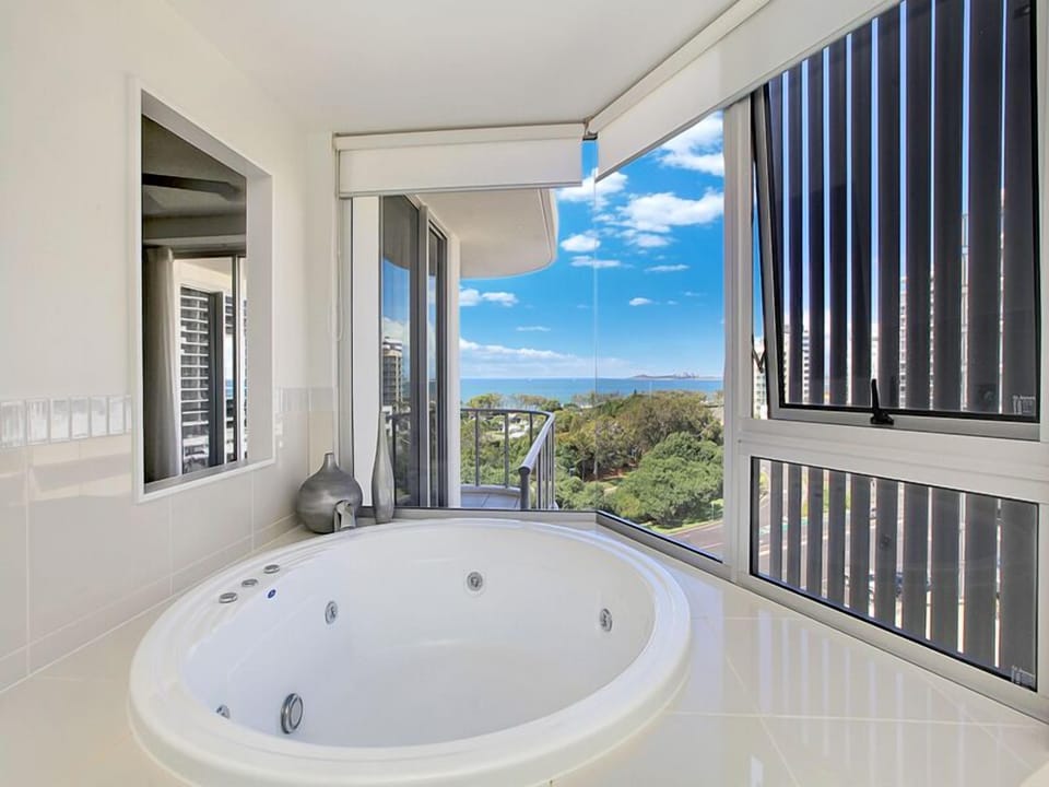 Deluxe Apartment, 3 Bedrooms, Balcony, Ocean View | Bathroom | Shower, free toiletries, towels