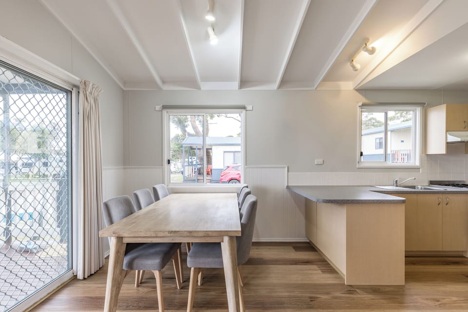 Pelican Cabin | Dining room