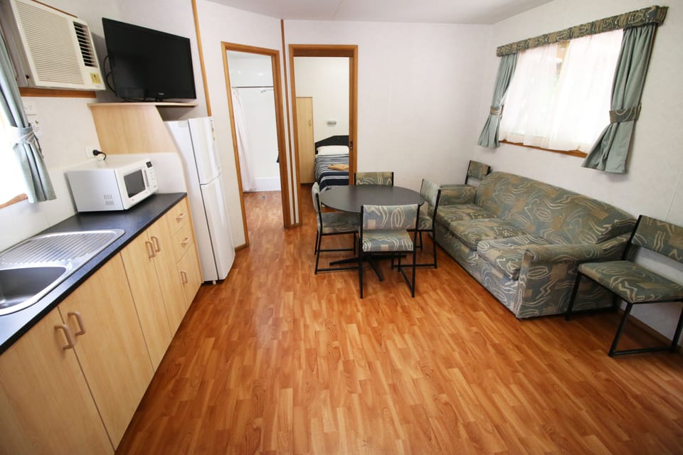 Family Apartment, 3 Bedrooms | 1 bedroom, desk, bed sheets