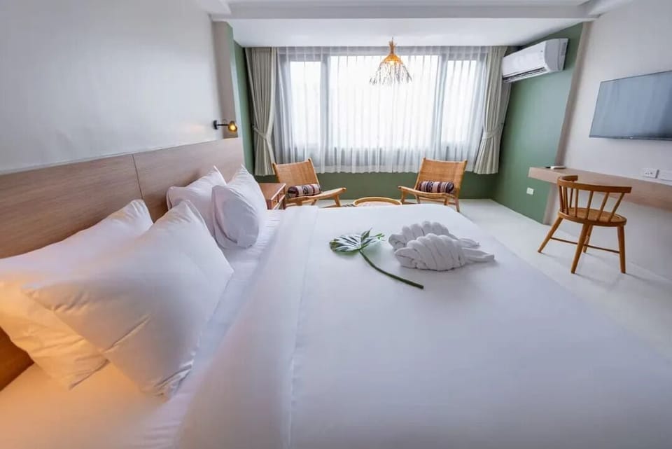 Suite | In-room safe, free WiFi, bed sheets