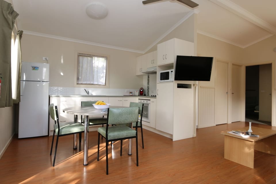 Standard Room, Non Smoking, Kitchen (Banksia room only) | In-room dining