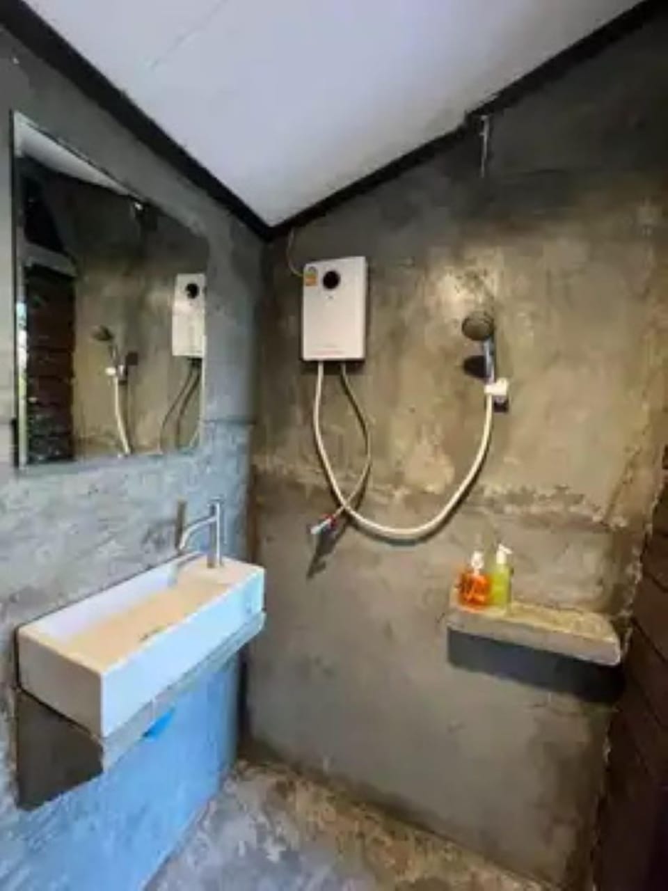 Triangle Cottage | Bathroom | Free toiletries, hair dryer, towels