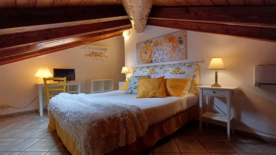 Family Room | Desk, free WiFi
