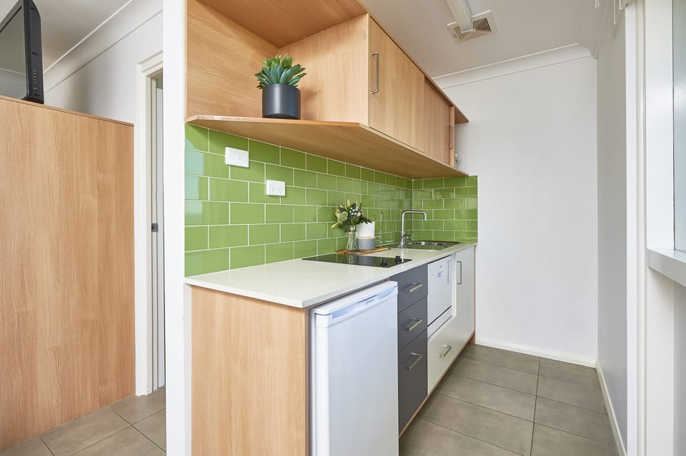 Coffee/tea maker, fridge, microwave, stovetop