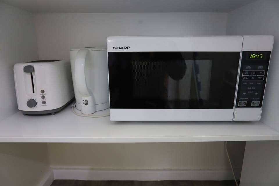 Deluxe Queen Room (NOT PET FRIENDLY) | Private kitchen | Coffee/tea maker, fridge, microwave, electric kettle