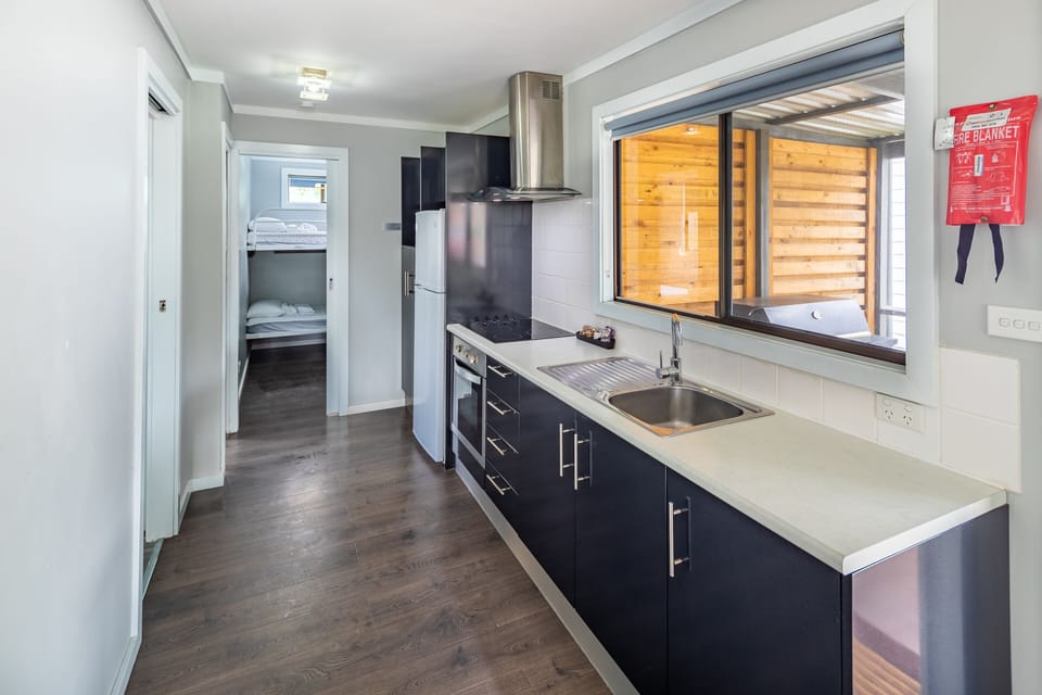 Courtyard Deluxe | Private kitchen | Fridge, microwave, toaster, cookware/dishes/utensils