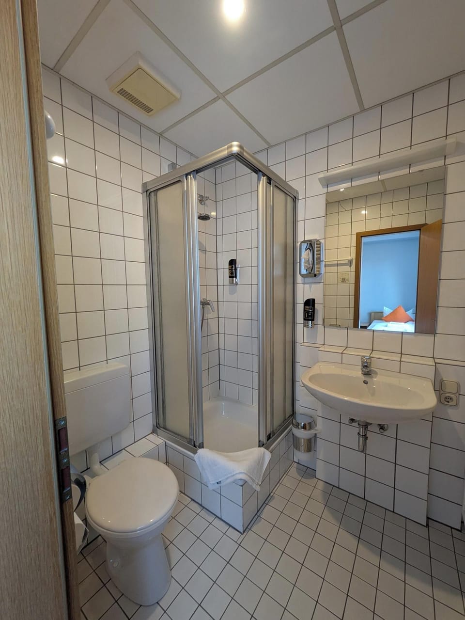 Basic Twin Room | Bathroom | Shower, hair dryer, towels, soap
